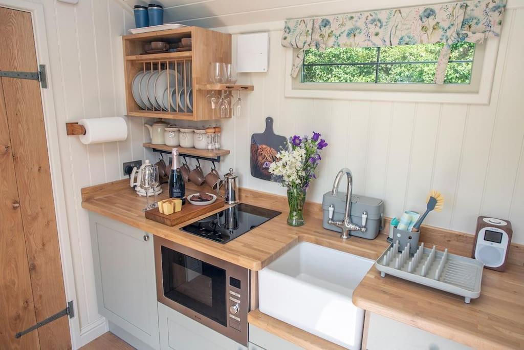 Shepherds Huts Tansy & Ethel In Rural Sussex Арундел Экстерьер фото